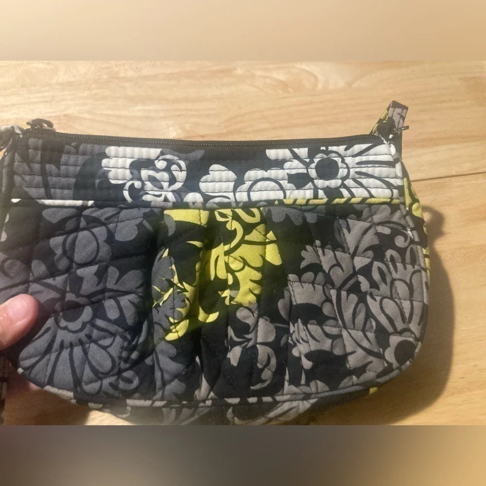 Vera Bradley purse. Super adorable & in excellent condition. See pictures